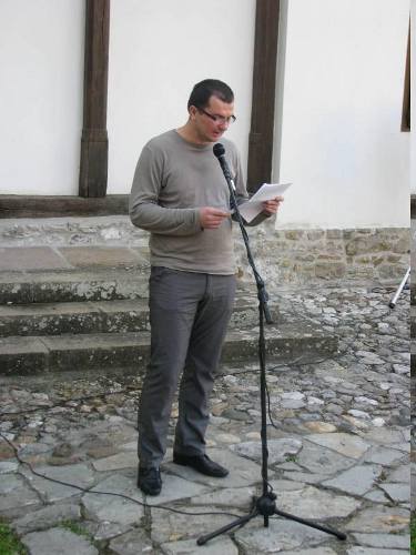 Енес Халиловић чита слово о поезији на 49. Дисовом пролећу